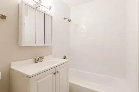 Bath - 8912 Steven Dr #2F, Des Plaines, IL 60016 photo 1 of 1