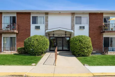8912 Steven Dr #2F, Des Plaines, IL 60016