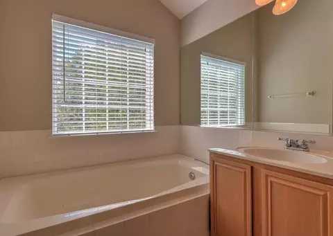 Bath - 1380 Beacon Ln, Bartlett, IL 60103 photo 4 of 5