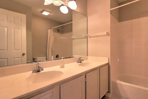 Bath - 1380 Beacon Ln, Bartlett, IL 60103 photo 2 of 5