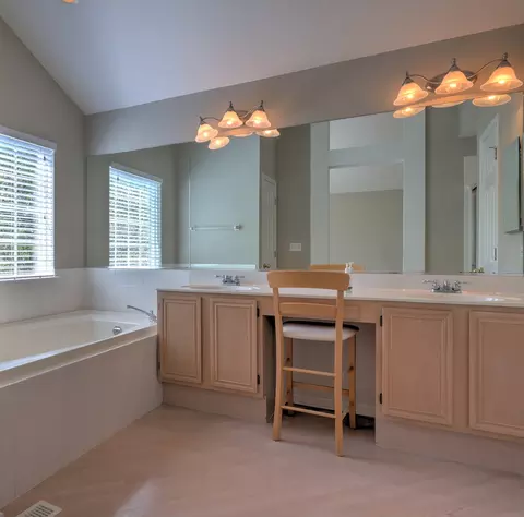 Bath - 1380 Beacon Ln, Bartlett, IL 60103 photo 3 of 5