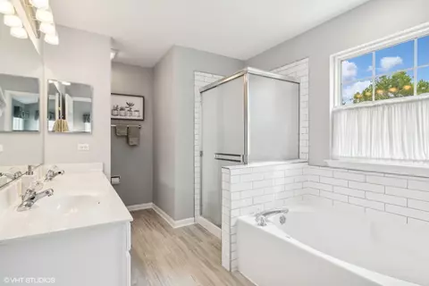 Bath - 745 Citadel Ct, Des Plaines, IL 60016 photo 2 of 3