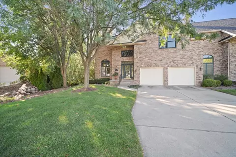 2 Inglewood Ln, Bloomington, IL 61704