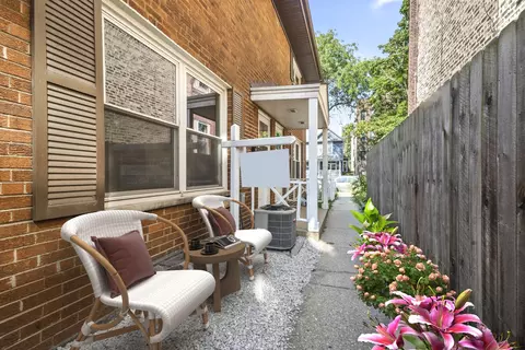 1327 W Columbia Ave #B, Chicago, IL 60626
