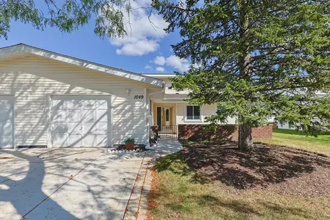 1049 Shannock Ln, Schaumburg, IL 60193