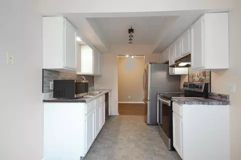 Kitchen - 1600 Northbrook Dr #B8, Normal, IL 61761 photo 3 of 4