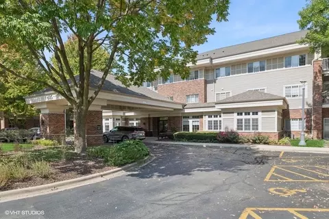 605 Barrington Ave #332, East Dundee, IL 60118