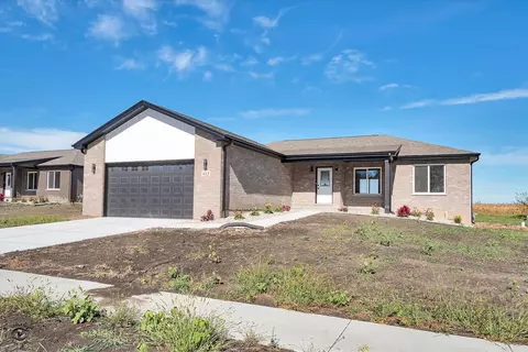 413 E Butler Ave, Grant Park, IL 60940