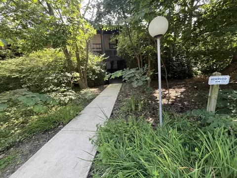 5517 Lakeside Dr #3E, Lisle, IL 60532