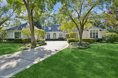 208 Saint Michael Ct, Oak Brook, IL 60523