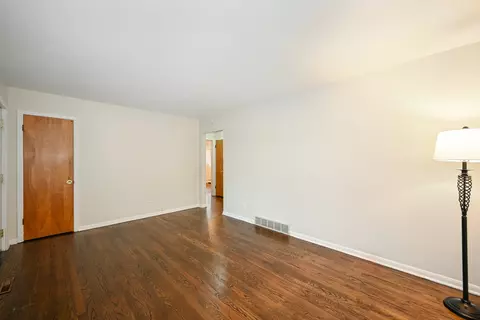105 N Gables Blvd, Wheaton, IL 60187 photo 4