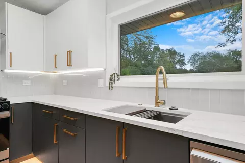 Kitchen - 401 Springhill Dr, Roselle, IL 60172 photo 5 of 9