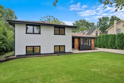 Exterior - 401 Springhill Dr, Roselle, IL 60172 photo 4 of 9