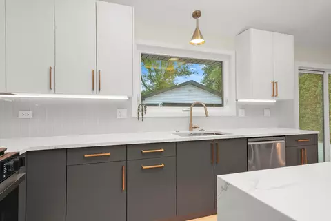 Kitchen - 401 Springhill Dr, Roselle, IL 60172 photo 8 of 9
