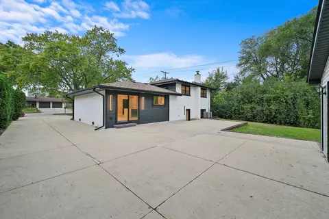 Exterior - 401 Springhill Dr, Roselle, IL 60172 photo 6 of 9