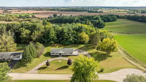 8519 E Valley View Dr, Stillman Valley, IL 61084