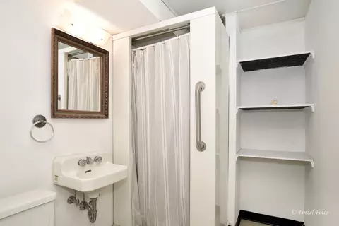 Bath - 564 N Melrose Ave, Elgin, IL 60123 photo 2 of 2