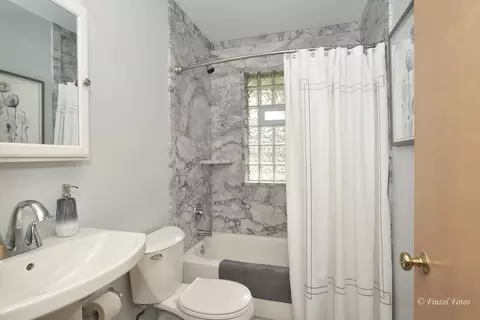 Bath - 564 N Melrose Ave, Elgin, IL 60123 photo 1 of 2