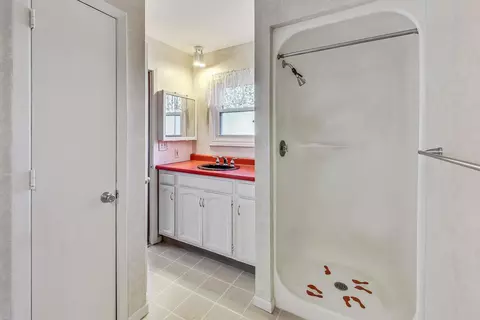 Bath - 703 Normal Rd, Dekalb, IL 60115 photo 2 of 4