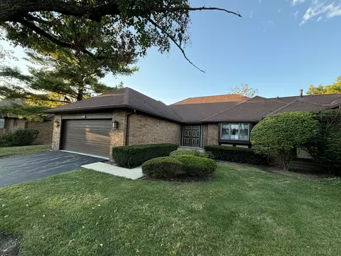7716 W Golf Dr, Palos Heights, IL 60463