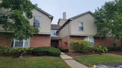 137 White Oak Ct #4, Schaumburg, IL 60195