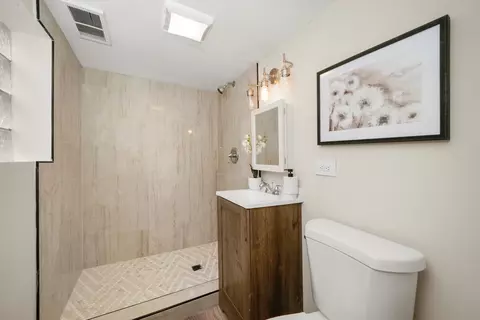 Bath - 9232 S Clyde Ave, Chicago, IL 60617 photo 2 of 2
