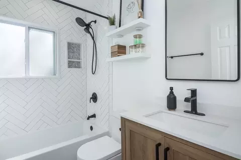 Bath - 305 E Maxon Ln, Streamwood, IL 60107 photo 1 of 1