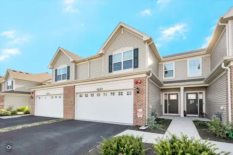 1233 Hawk Hollow Dr, Yorkville, IL 60560