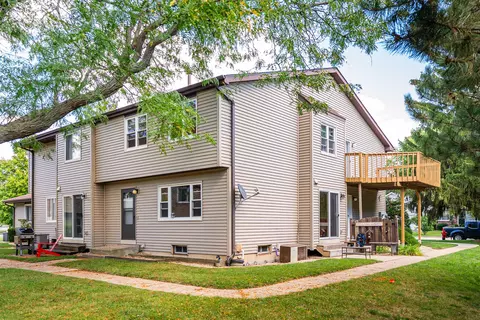 1775 Longwood Dr #1775, Sycamore, IL 60178