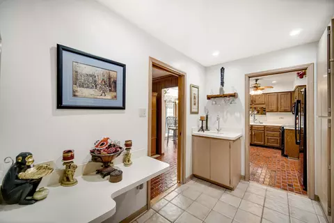 Entry Way - 812 Maple Rd, Flossmoor, IL 60422 photo 2 of 4