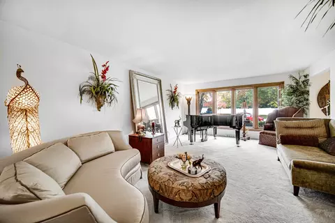 Living - 812 Maple Rd, Flossmoor, IL 60422 photo 2 of 4