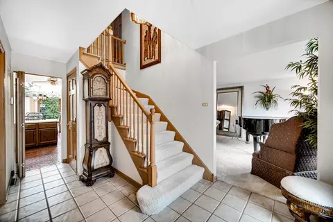 Entry Way - 812 Maple Rd, Flossmoor, IL 60422 photo 3 of 4