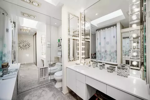 Bath - 812 Maple Rd, Flossmoor, IL 60422 photo 2 of 3