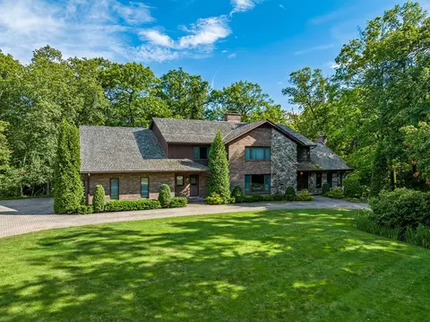 1221 Loch Ln, Lake Forest, IL 60045