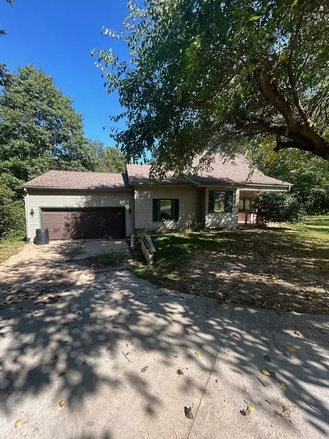 5 Avon Ct, Mackinaw, IL 61755