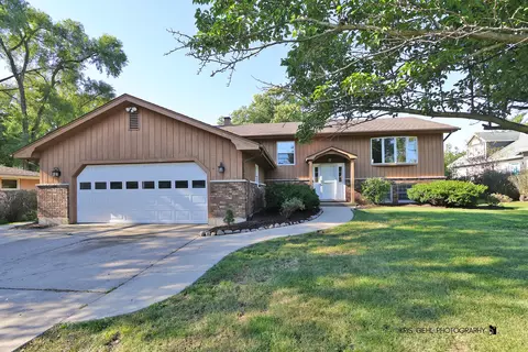 711 N Lillian St, Mchenry, IL 60050