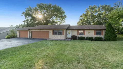 110 Chanticleer Ln, Poplar Grove, IL 61065