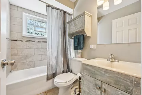 Bath - 275 Mohave St, Hoffman Estates, IL 60169 photo 1 of 1