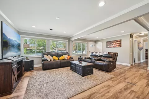 Living - 275 Mohave St, Hoffman Estates, IL 60169 photo 1 of 3