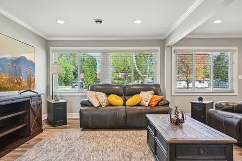 Living - 275 Mohave St, Hoffman Estates, IL 60169 photo 2 of 3