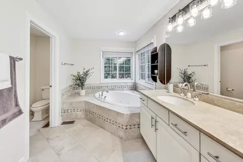 Bath - 2680 Summit Dr, Glenview, IL 60025 photo 4 of 7