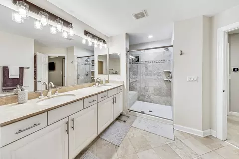 Bath - 2680 Summit Dr, Glenview, IL 60025 photo 3 of 7