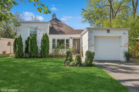 1586 Mccraren Rd, Highland Park, IL 60035