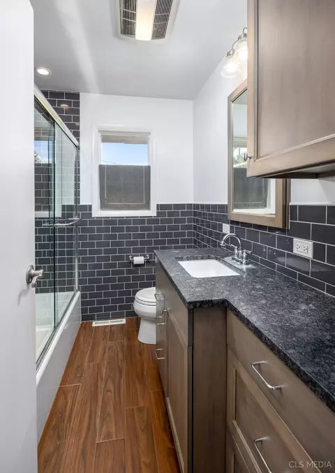 Bath - 916 Hayden Dr, Mchenry, IL 60051 photo 1 of 2