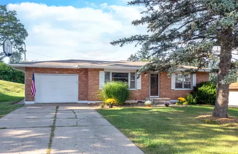 Exterior - 916 Hayden Dr, Mchenry, IL 60051 photo 2 of 3