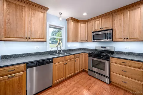 Kitchen - 916 Hayden Dr, Mchenry, IL 60051 photo 3 of 4