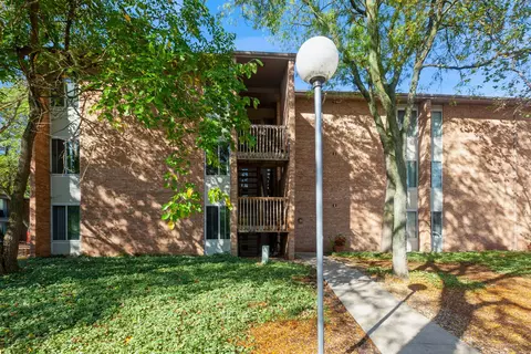 6008 E Lake Dr #1B, Lisle, IL 60532