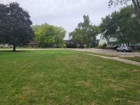 1182 W Wilson Dr, Kankakee, IL 60901
