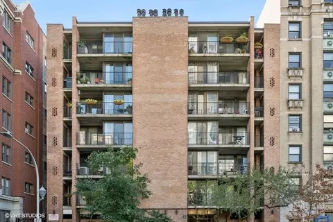 651 W Sheridan Rd #2D, Chicago, IL 60613