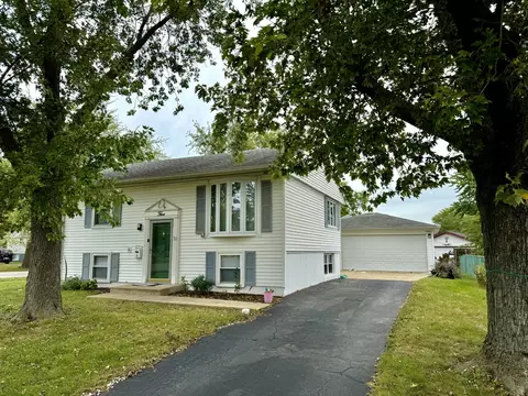 5 E Mulberry Dr, Glenwood, IL 60425